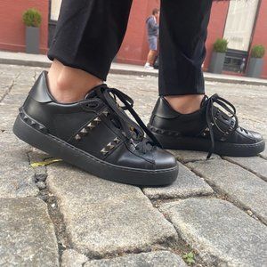 værst Inde entanglement Valentino | Shoes | Black Valentino Garavani Rockstud Sneakers Size 7  Gently Used | Poshmark